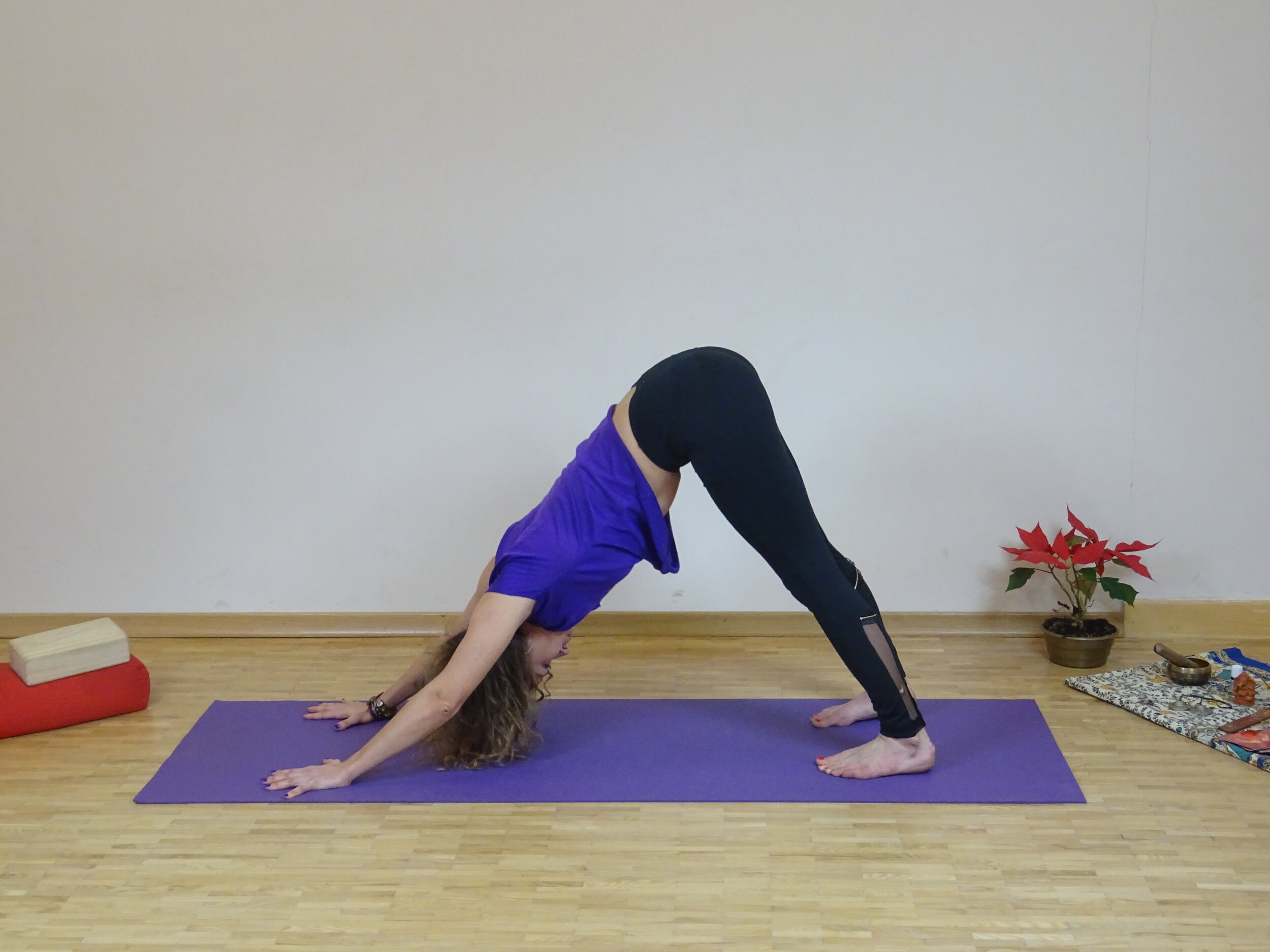 Joga hormonalna w czasie PMS. Poznaj asany, które przyniosą Ci ulgę.