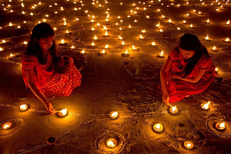 Wyciszająca medytacja świecy na święto Diwali
