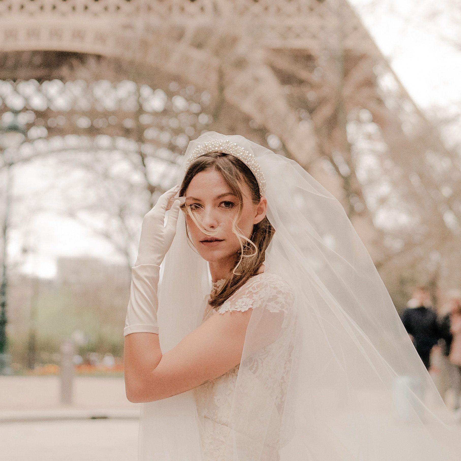 👰 In the city of love, with the Eiffel Tower as her backdrop, she glows ✨✨ 
.
.
Wp: @dianadaros 
Ph: @michael_zennaro 
Dress: @lesposedigio 
.
.
#WeddingGlam #Parisweddinghairandmakeup #Pariswedding #BridalBeauty #MakeupArtist #HairStylist #Weddingi