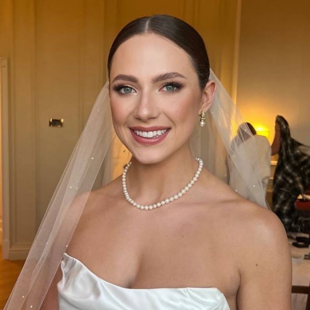 Swipe to see the enchanting transformation of the beautiful Cate on her wedding day! Nestled in the heart of Rome, I had the pleasure of crafting her bridal look.

✨ Hair and Makeup: It was all about elegance and romance. We chose a classic updo that