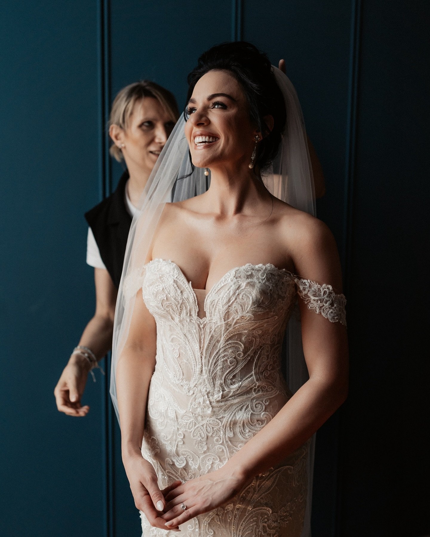 Every bride carries a dream of looking her most beautiful on her wedding day. But behind this dream is the artistry and devotion of a hair and makeup artist, whose skills transform this dream into a breathtaking reality. 💫

As a bride sits in the ch