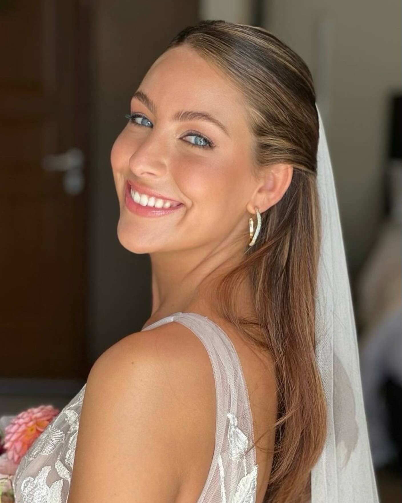 Enchanting Lake Como backdrop, flawless beauty, and love in the air. Sophie's wedding day was a dream come true, and I had the honor of making her shine even brighter. 💖✨
.
.
I used @charlottetilbury @schwarzkopfpro @sweedbeauty
.
.
#WeddingHair #la