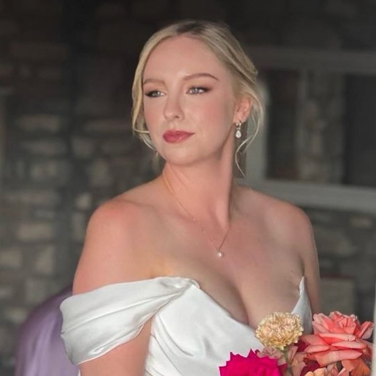 Capturing Sarah's timeless beauty as she said 'I do' at Borgo Corsignano. Proud to have styled her bridal hair and makeup. 👰💄💖
.
.
I used @charlottetilbury @schwarzkopfpro @sweedbeauty
.
.
#WeddingHair #BridalMakeup #tuscanywedding #WeddingGlam #B