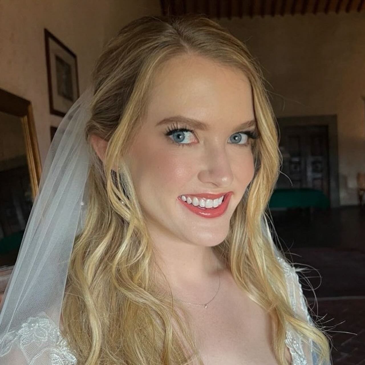 I had the immense pleasure of crafting Kirsten's bridal hair and makeup look, and it was an absolute joy to be part of her special journey. 👑✨ Her natural beauty radiated, and I couldn't be happier to have played a role in enhancing her glow on this