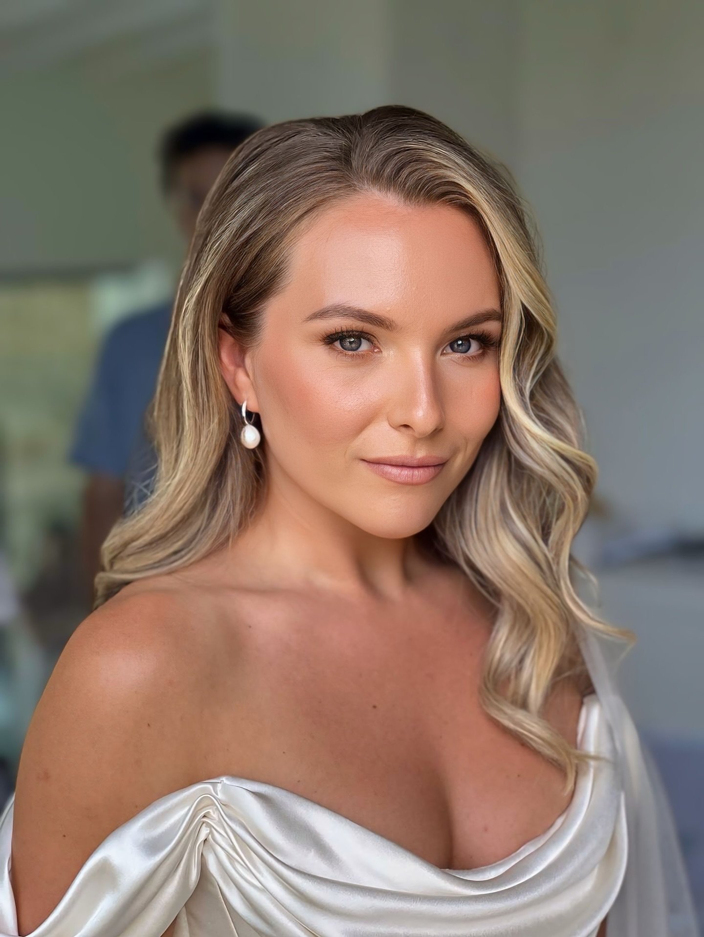 A vision of timeless beauty ✨ Annabel looked radiant on her wedding day in the heart of Tuscany. I had the pleasure of creating her soft glam bridal look&mdash;polished waves, glowing skin, and a sculpted eye. Elegant, classic, and effortlessly confi