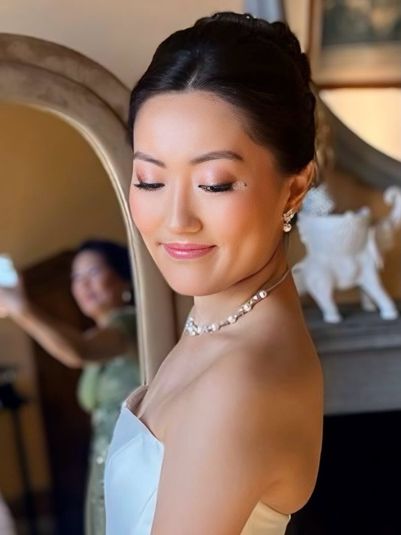 Natsuko&rsquo;s wedding day in Florence was the perfect balance of timeless elegance and soft, luminous beauty. 🤍
Her bridal look was designed to enhance her natural features with refined hair styling and a glowing, skin-focused makeup&mdash;classic