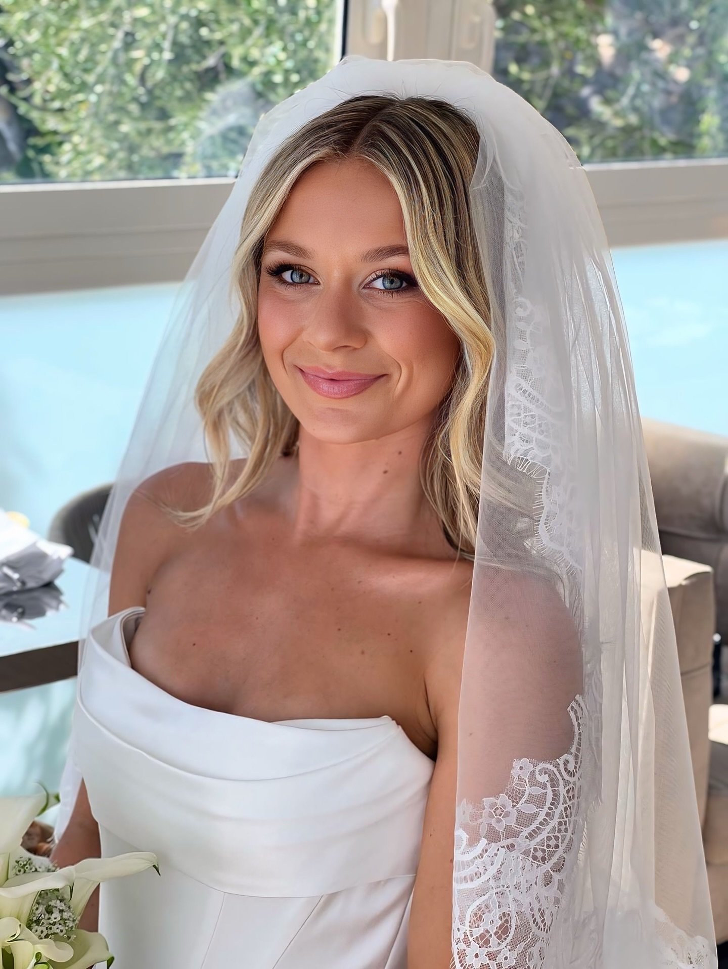 Timeless beauty in the heart of &Egrave;ze ✨
It was such a joy styling Erin for her unforgettable day at the incredible Ch&acirc;teau de la Ch&egrave;vre d&rsquo;Or.
We created a soft, glowing bridal look with effortlessly romantic waves and fresh, l