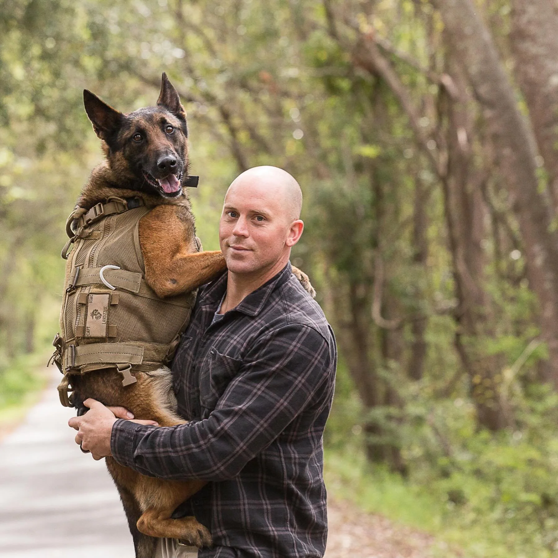 Happy Memorial Day weekend to all the Good Dogs of Service and their handlers.
Thank you for your dedication and service. ❤️🐾

Link in bio > To buy the Good Dogs of Service book

#gooddogsofservice 
#gooddogsofservicebook 
#firstresponders
#veter