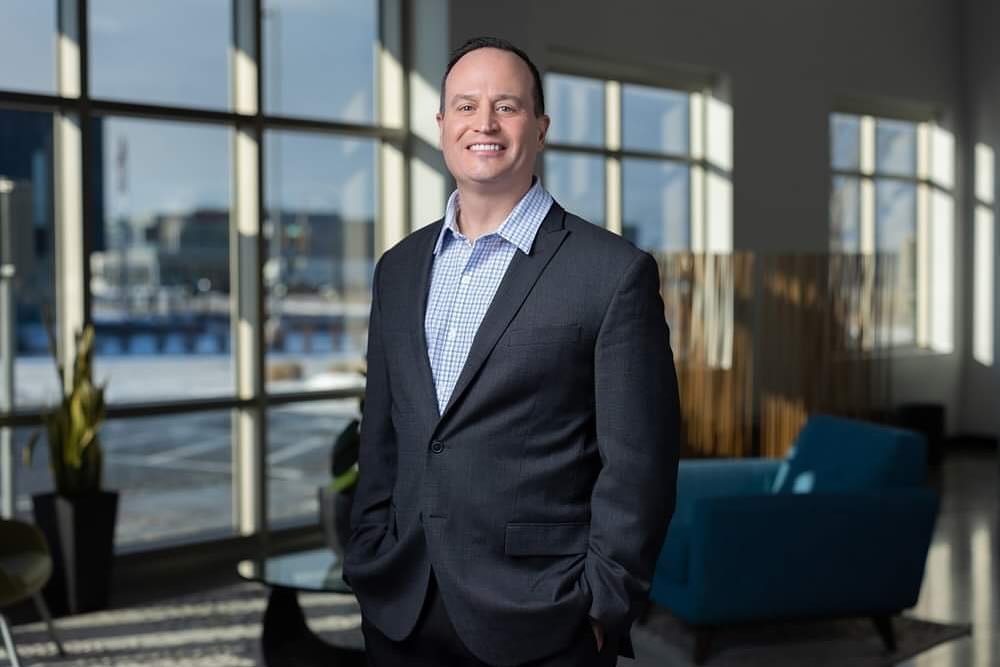 ON LOCATION/ ENVIRONMENTAL PORTRAITS :
Gives a feeling of a location and often tells a story about the professional or supports a brand feeling!

There is more &ldquo;brand separation&ldquo; when you can incorporate a story of the people who work wit