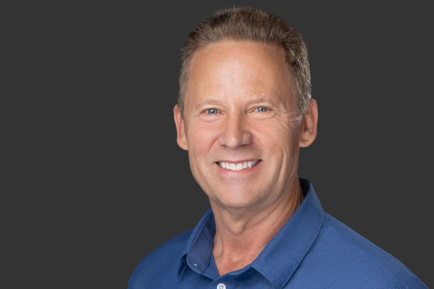 We offer customized professional studio and on location headshots that perfectly go with your brand or business idea. You can use these headshots on business websites, print collateral, social media, and LinkedIn!

𝗕𝗢𝗢𝗞𝗜𝗡𝗚 📸
𝙎𝙖𝙡𝙩 𝙇𝙖𝙠𝙚