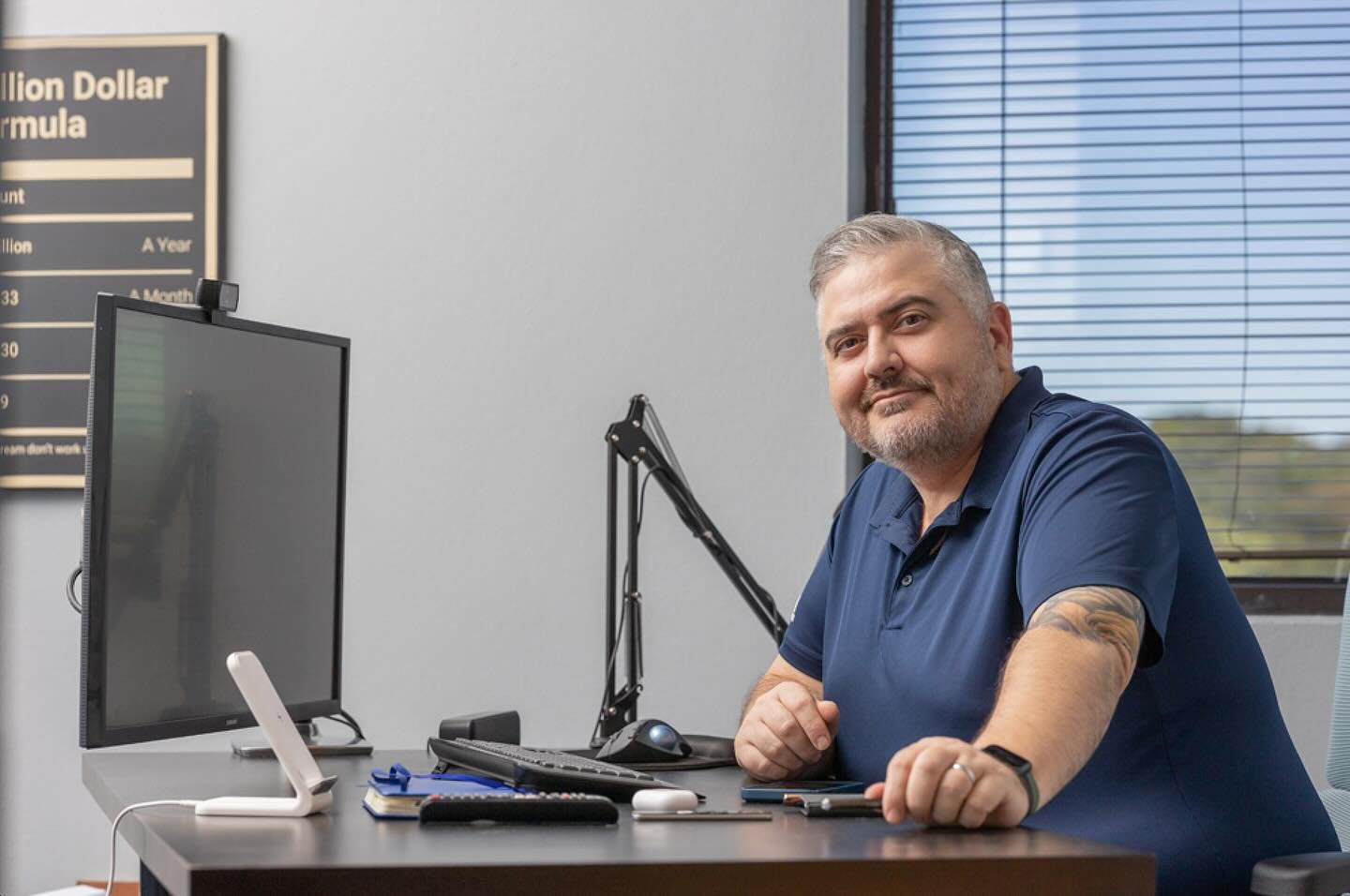 TECHNOLOGY CEOS &amp; ENTREPRENEURS :
Our experienced team of photographers understands the significance of a compelling headshot that communicates authority, confidence, and approachability. We work closely with each client to create a customized ex