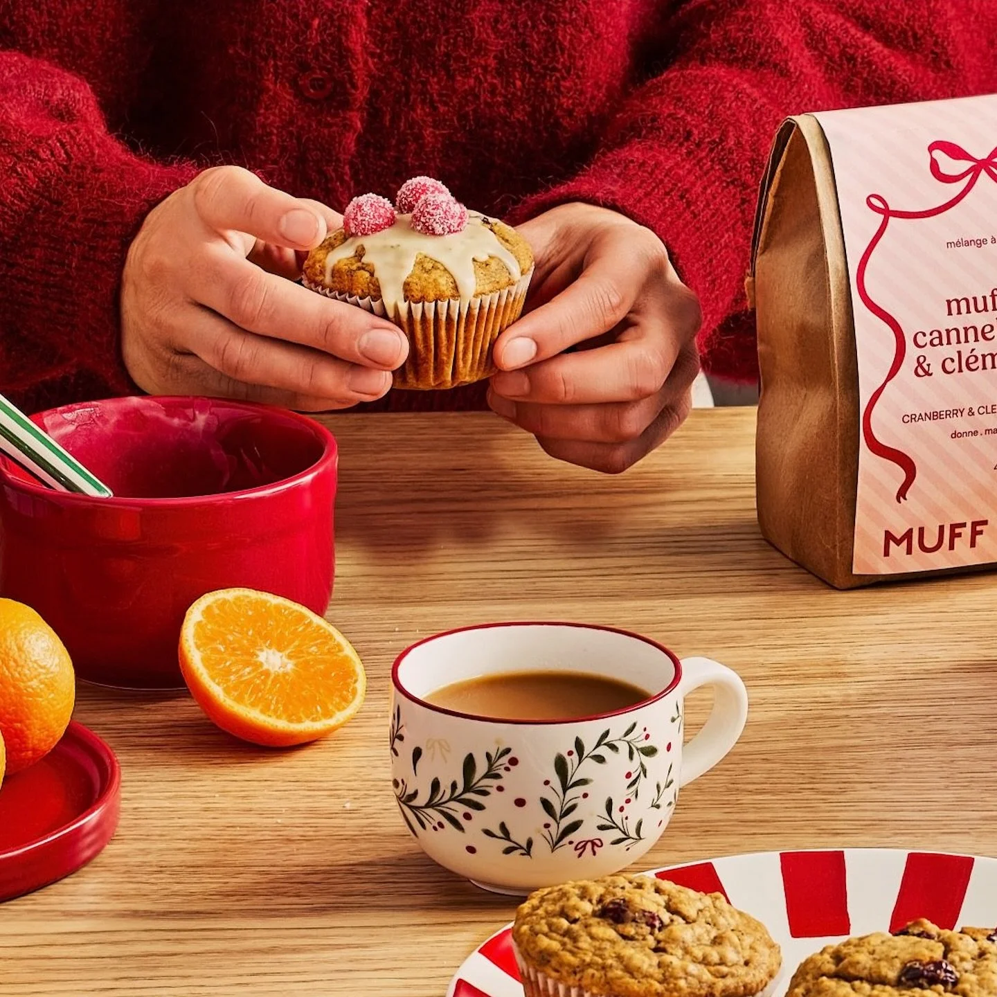 Il y a quelque chose dans l&rsquo;air, ces jours-ci.
Cette odeur qu&rsquo;on reconna&icirc;t sans la nommer.
Ce m&eacute;lange de sucre, d&rsquo;&eacute;pices et de souvenirs.

Chez Muff &amp; Co, on croit que la magie des F&ecirc;tes commence dans l