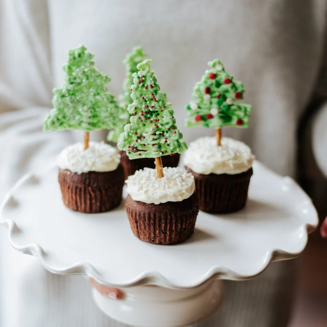 🎄 The Gingerbread muffin is the smell of the holidays coming out of the oven: warm, moist, spicy just right.

A classic that warms up as much as the cheeks after playing deh