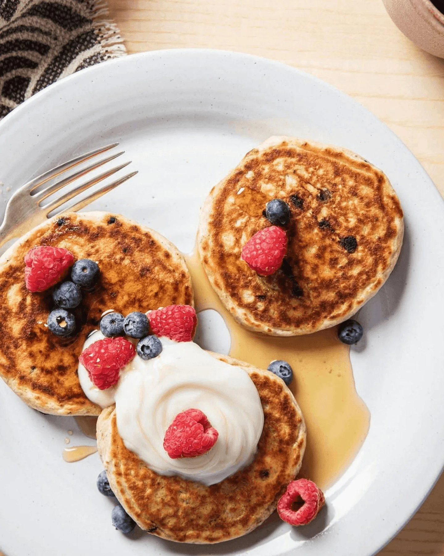 Le petit plaisir du week-end, pr&ecirc;t en un clin d&rsquo;&oelig;il 🍁💛 
Nos m&eacute;langes de pancakes &agrave; l'&eacute;rable = moelleux, gourmands et 100 % bonheur !