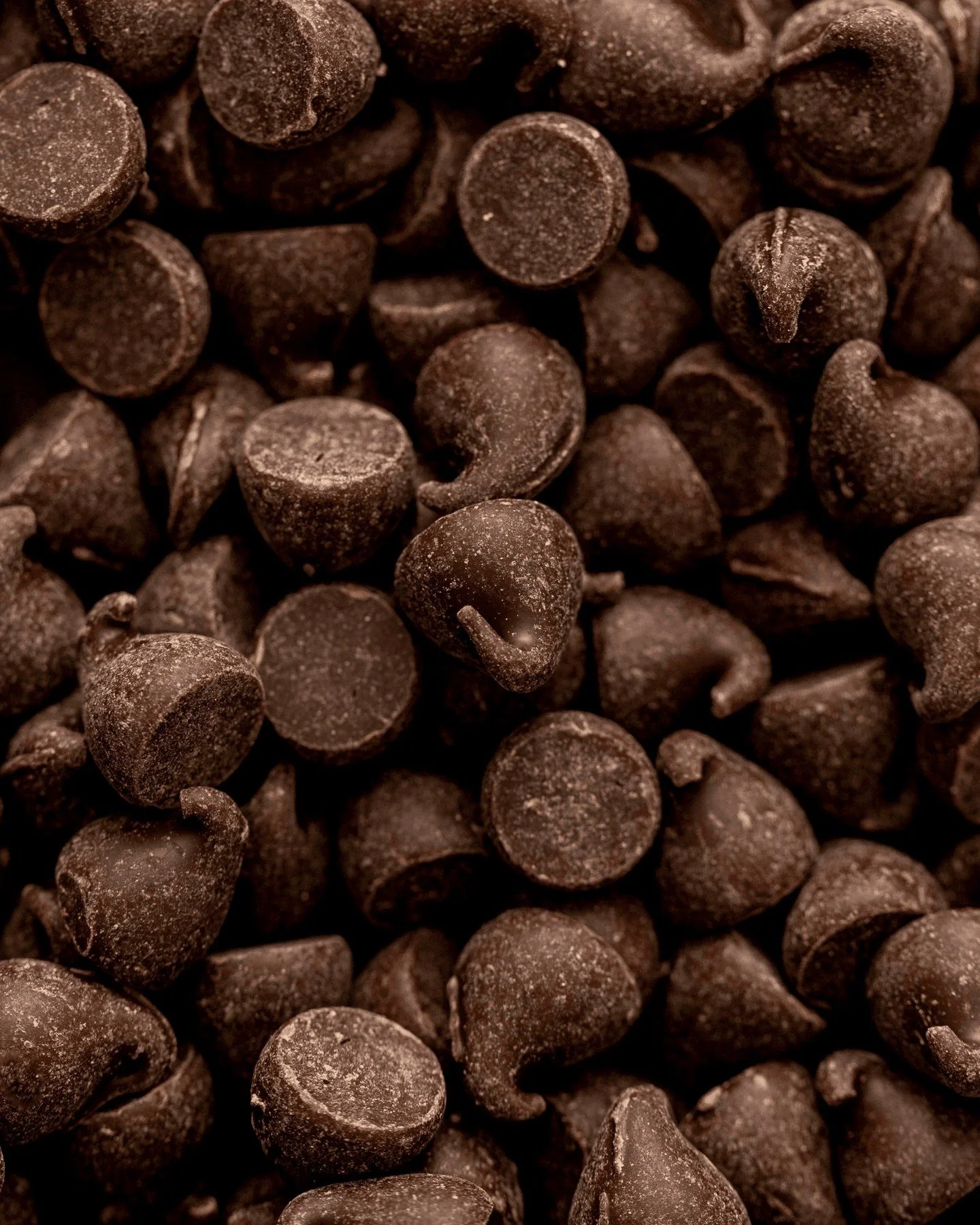 Chez Muff &amp; Co, on croit que le go&ucirc;t va de pair avec les choix responsables 🌱✨ 
Nos muffins Double Chocolat et Banane-Chocolat contiennent des p&eacute;pites de chocolat bio et &eacute;quitable, en partenariat avec @caminoamigos. Du chocol