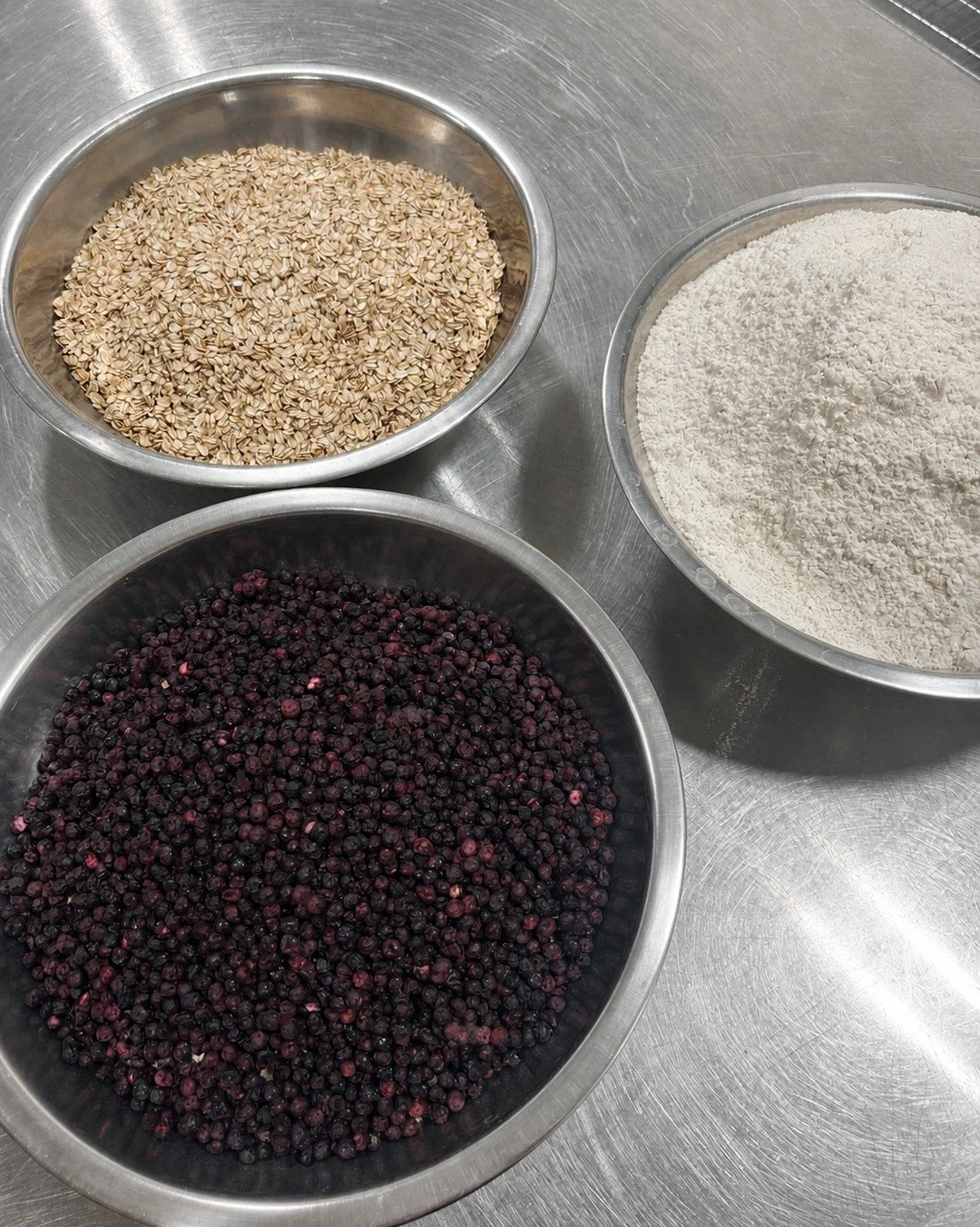 Dans l'atelier aujourd'hui 🫐

- Bleuets sauvages lyophilis&eacute;s du Qu&eacute;bec
- Avoine biologique du QC.
- Farine biologique du QC.

Simplement de bons ingr&eacute;dients, assembl&eacute;s avec soin dans notre atelier des Laurentides.