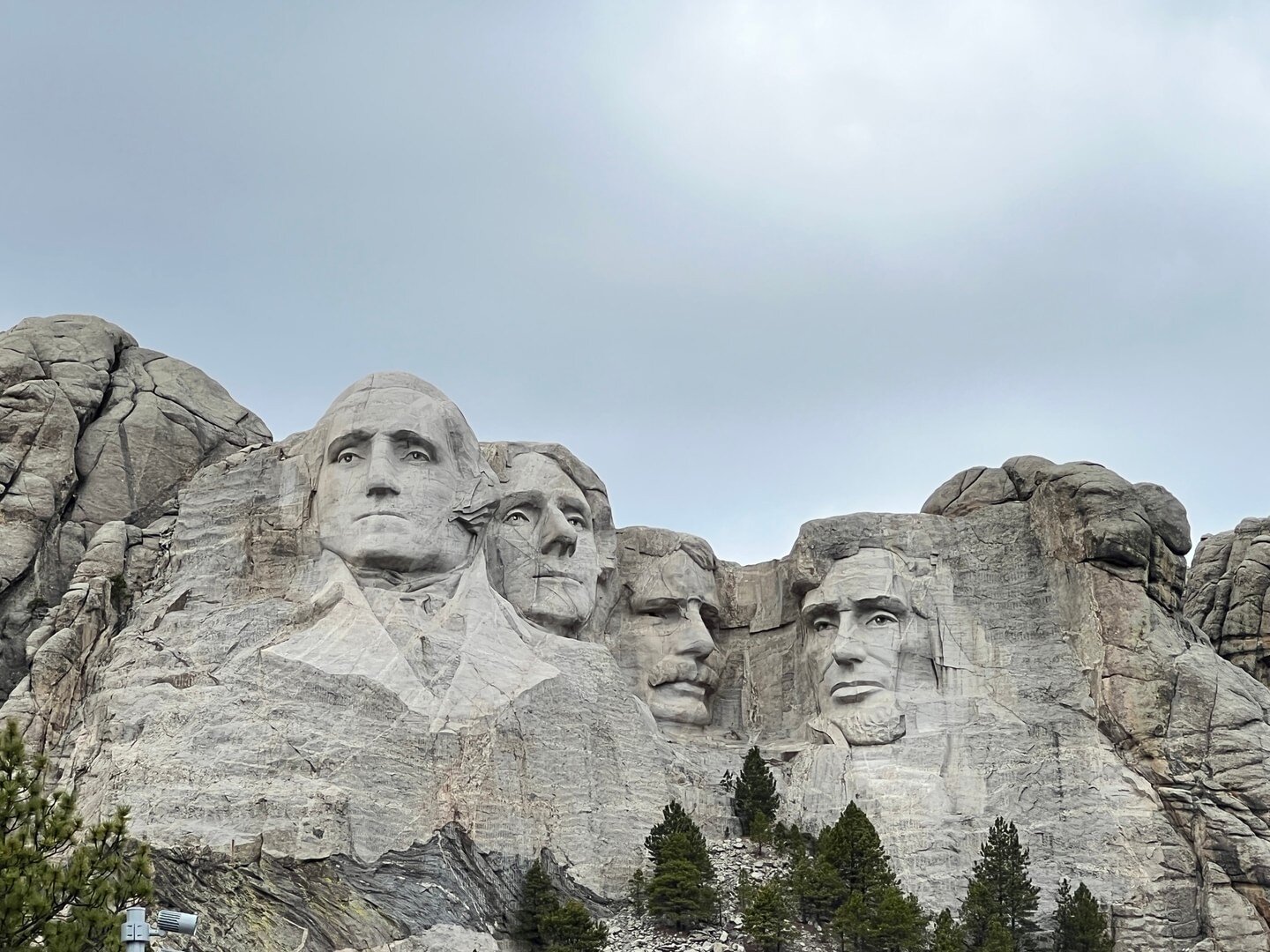 Mount Rushmore is one of those places that everyone should visit at least once in their lifetime 🙌🏼🇺🇸 From the stunning natural beauty of the surrounding Black Hills to the impressive presidential carvings themselves, it's a must-see destination.