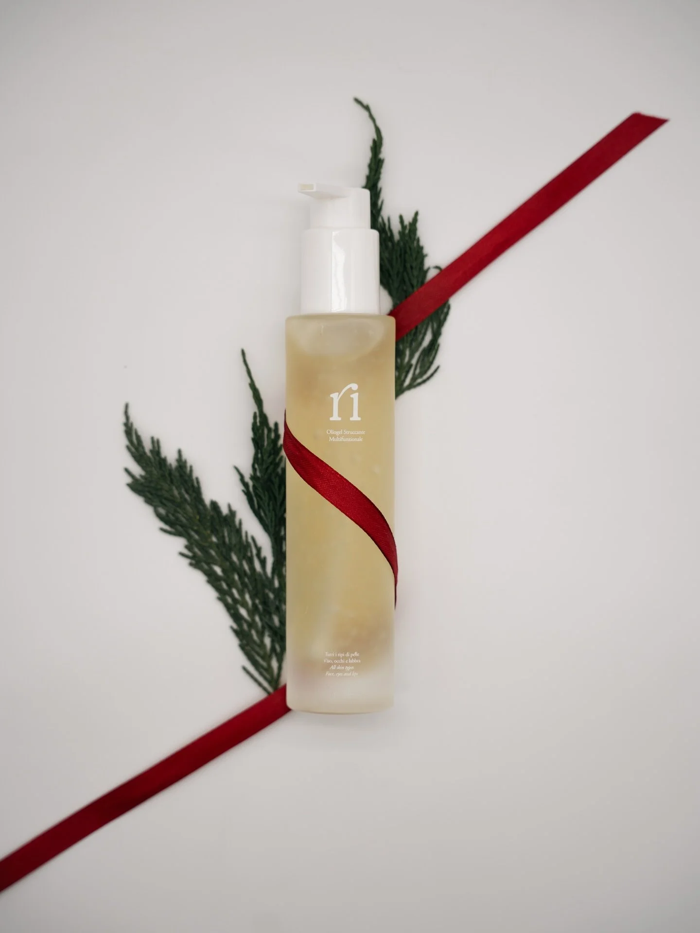 Il nostro oliogel ha cambiato un p&ograve; aspetto, ha un nuovo pump che permette di essere erogato ancora meglio e diventare ancora una volta il vostro prodotto preferito. 

#caprichar #capricharfam #capricharnature #skincare #haircare #sustainable 