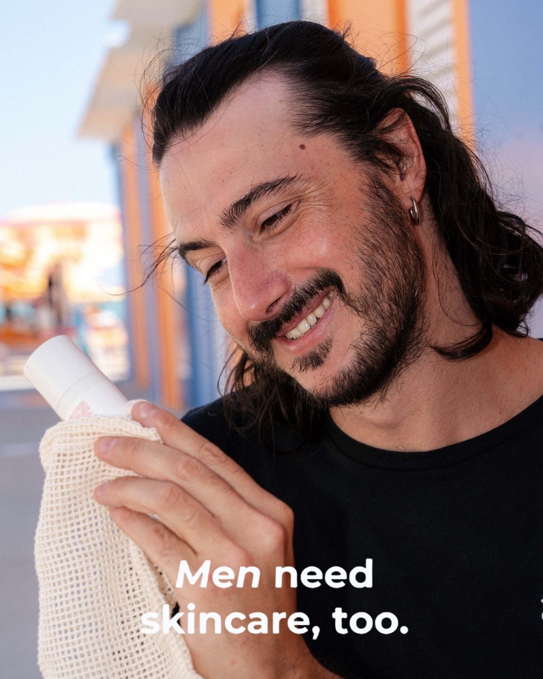 La skincare: &Egrave; cura. &Egrave; rispetto. &Egrave; benessere. Anche per lui.

La pelle maschile &egrave; esposta a rasature frequenti, stress e agenti esterni. 
Proprio per questo ha bisogno di detersione delicata, idratazione e protezione quoti
