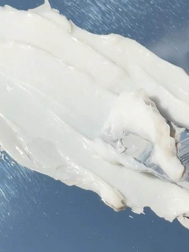 Texture cremosa e profumo avvolgente. 

La maschera e balsamo capelli ristrutturante, grazie alla presenza di pantenolo, oli vegetali e fitocheratina, &egrave; in grado di fornire idratazione, morbidezza, luminosit&agrave; e elasticit&agrave; alla fi