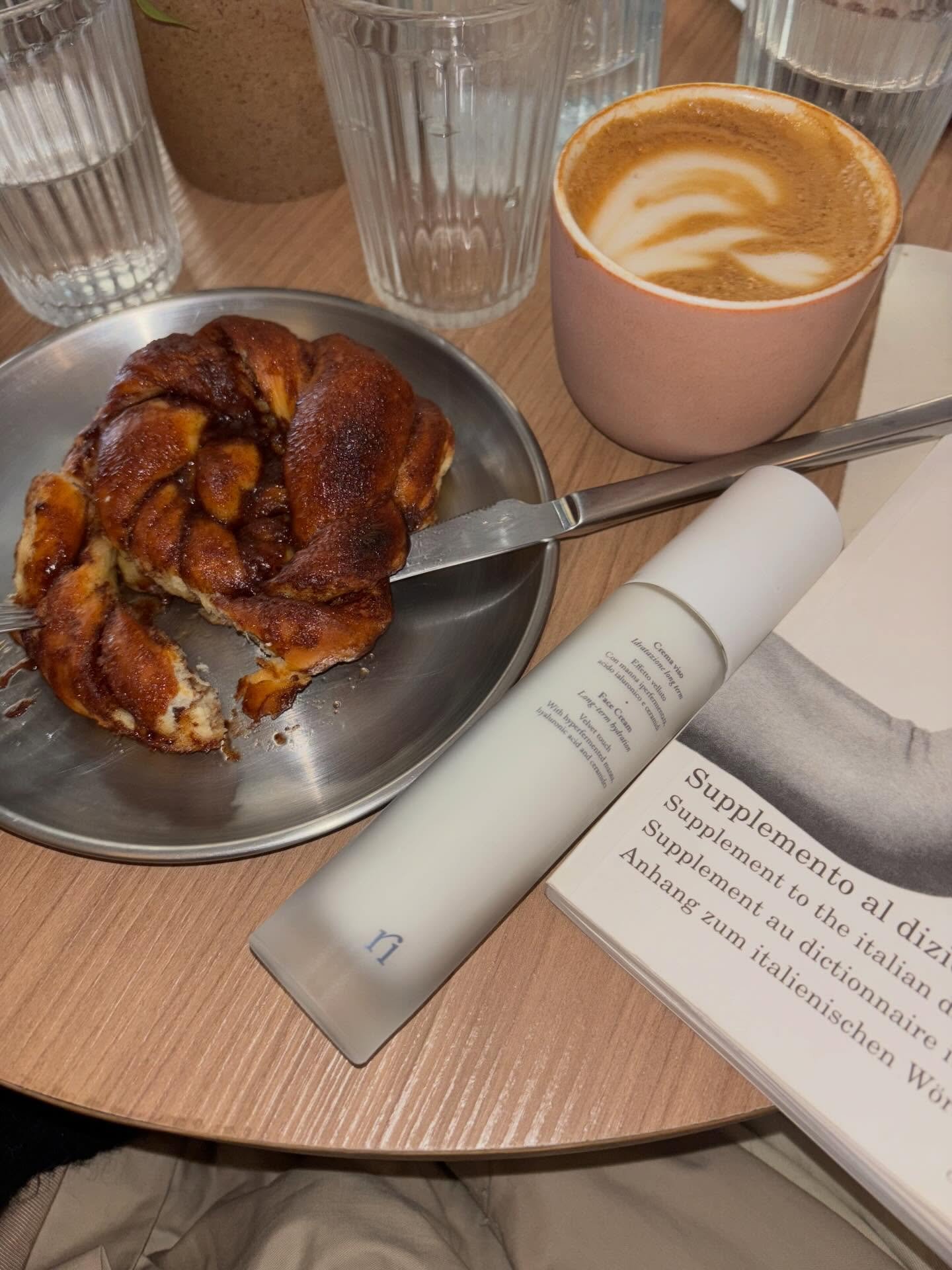 La nostra interazione con il mondo si traduce in sensorialit&agrave;.

Corposa ma morbida, di facile assorbimento e con un effetto velluto sulla pelle.
La crema viso idratante giorno/ notte &eacute; una coccola per la pelle: texture piena e comfort i