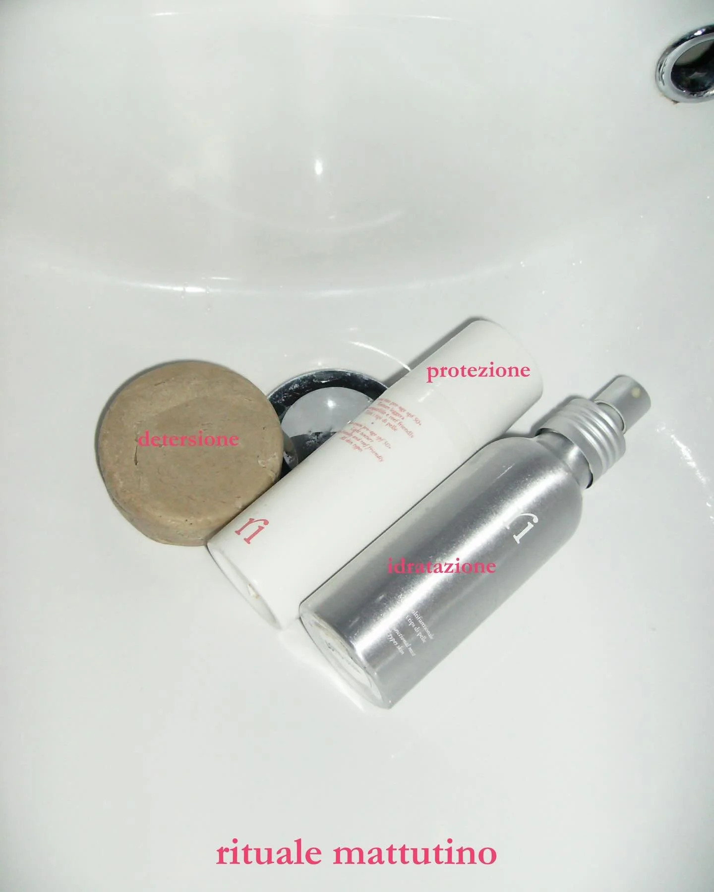 Rituali Caprichar🧖🏻&zwj;♀️🧴

Skincare del mattino 🕖
1. Detersione con Sil
2. Qualche spruzzo di mist per idratare e lenire la pelle
3. Un boost di antiossidanti e protezione della pelle con la crema 365 giorni spf 50+

Skincare della sera 🕦
1. D