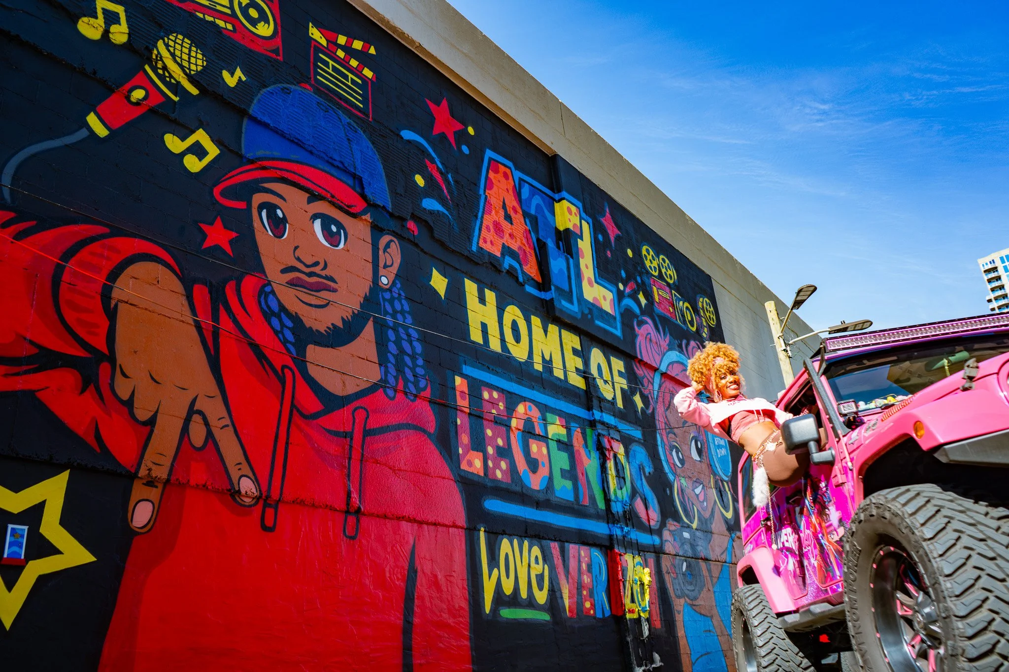 verizon-baker-street-atlanta-mural-drew-borders-roc-sol-miss=lushy-cat-eye-creative-project-roadmap-super-pinky-pink-jeep-atl-niccole-supernicc.jpg.jpg