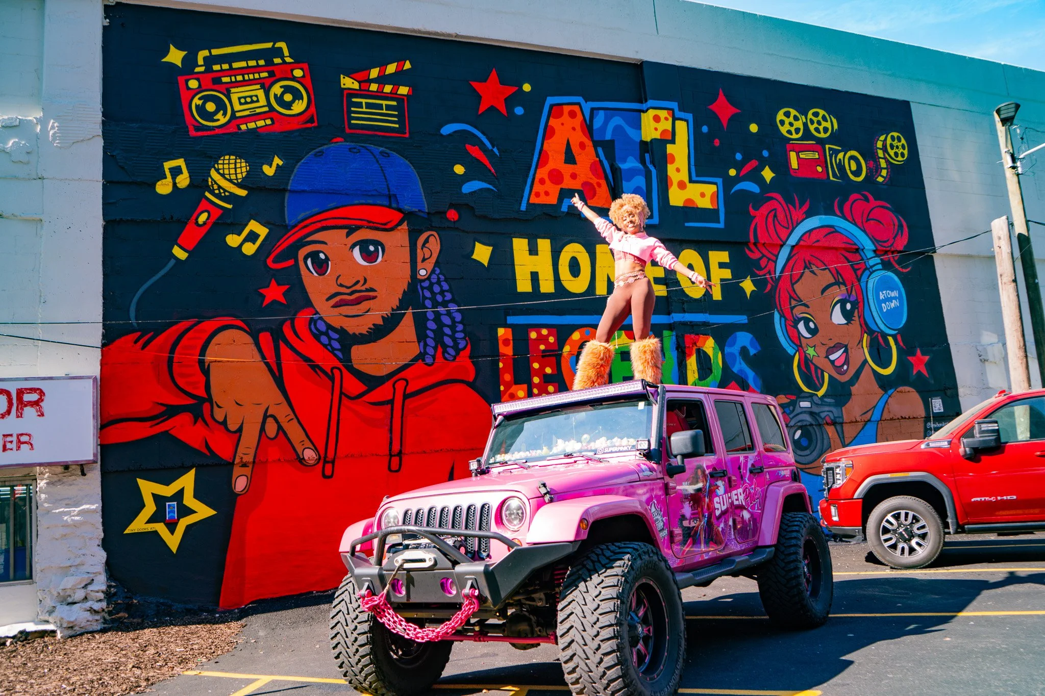 verizon-baker-street-atlanta-mural-drew-borders-roc-sol-miss=lushy-cat-eye-creative-project-roadmap-super-pinky-pink-jeep-atl-niccole-supernicc.jpg.jpg