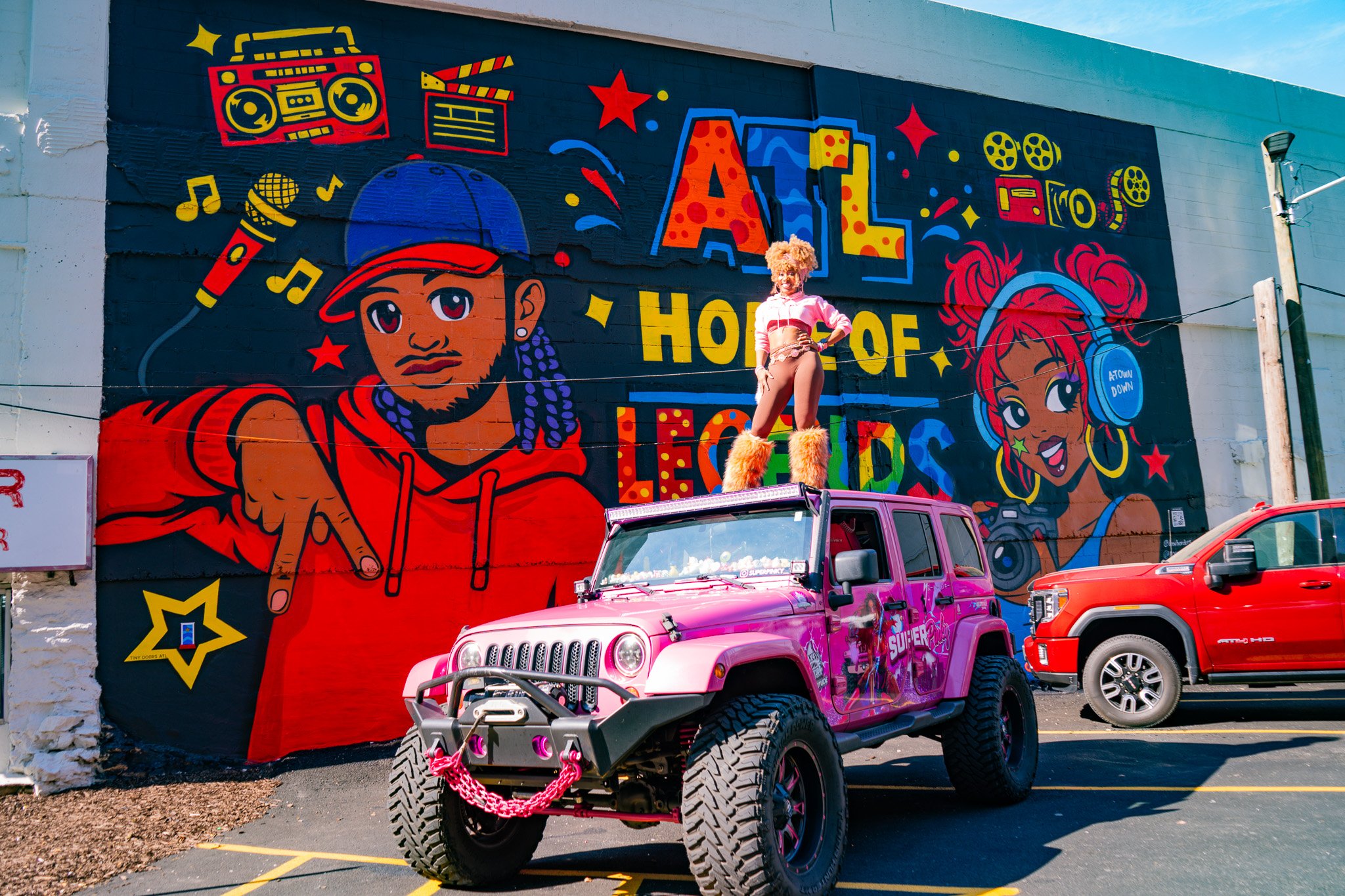 verizon-baker-street-atlanta-mural-drew-borders-roc-sol-miss=lushy-cat-eye-creative-project-roadmap-super-pinky-pink-jeep-atl-niccole-supernicc.jpg.jpg