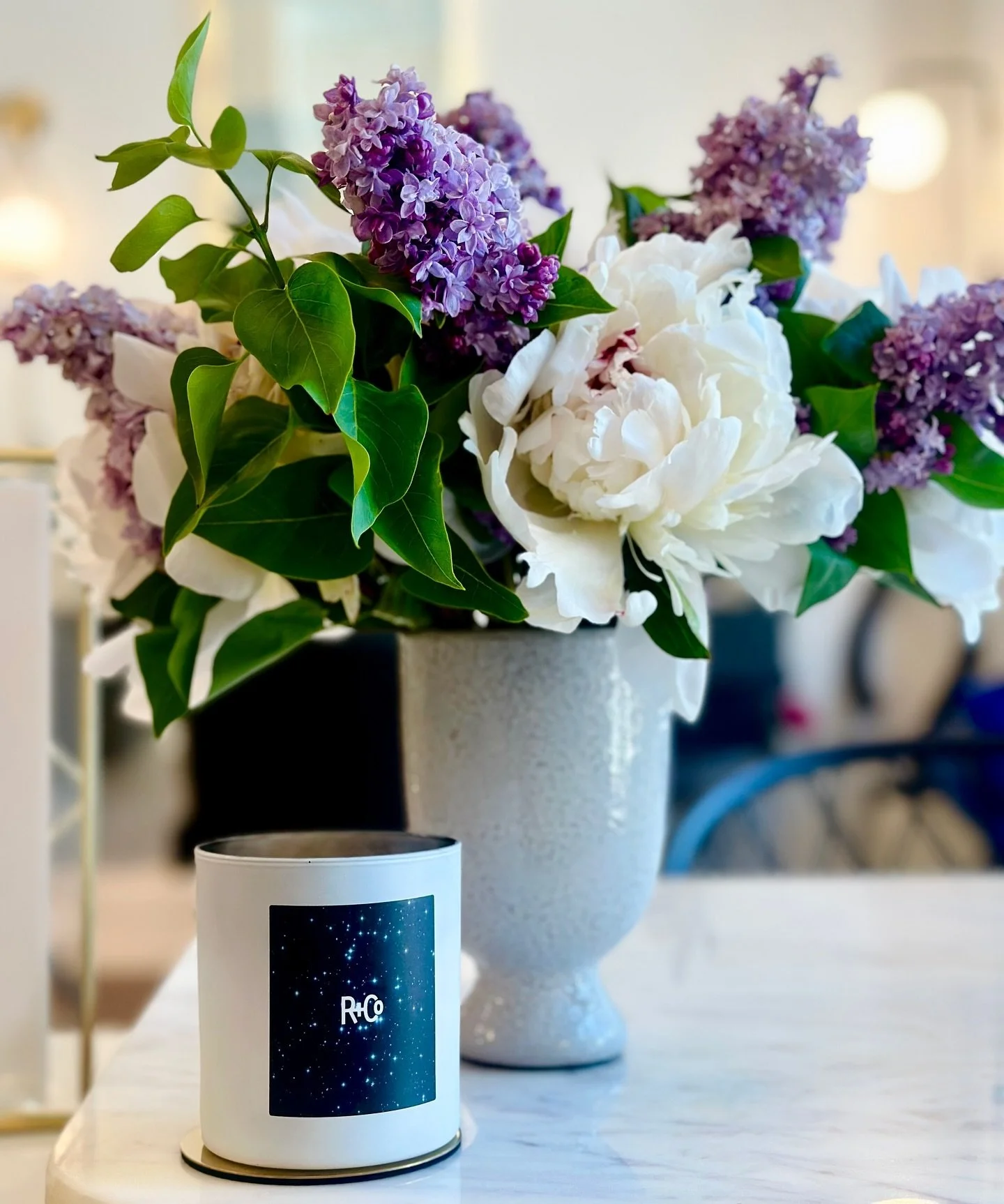 Thank you @clairemarieflowers for always bringing us *literally* the most gorgeous bouquets, we love having you and your creations in the salon!
.
.
.
.
#Flowers #Design #Inspiration #Beauty #Salon