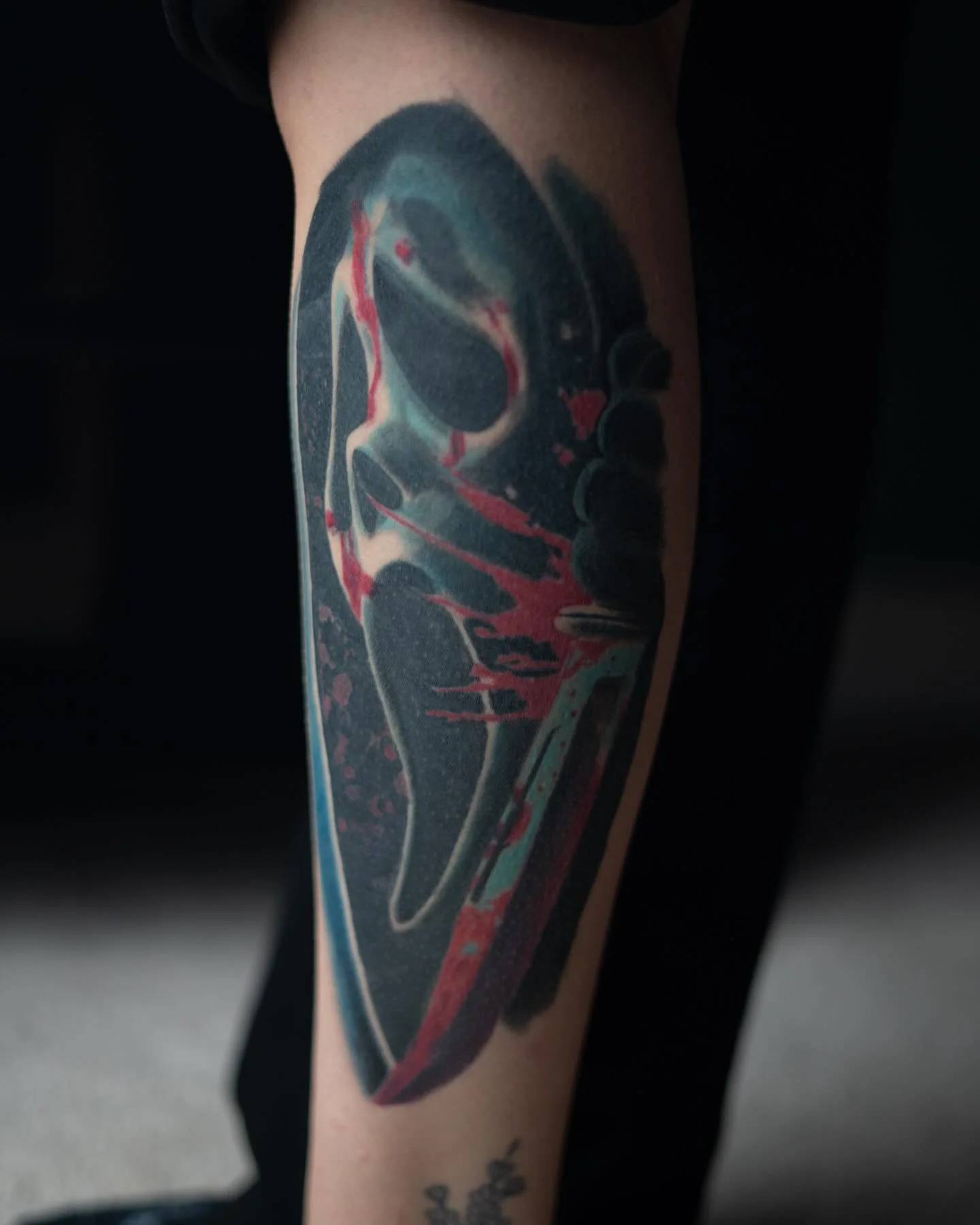 Ghostface horror piece healing and work in progress. Sorry for the shaky video. 

Done at @aztekink 
Inks used @eternalink 

#tattooapprentice #tattooapprenticeship #apprenticetattoo #apprenticetattooer #tinleyparktattoo #tattooartistcommunity #tatto