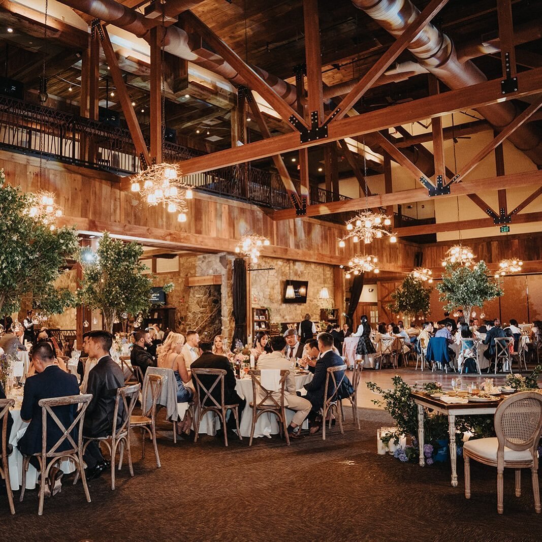 Been putting together a design plan for a wedding we have coming up at this gorgeous venue, and thought we&rsquo;d share a little throwback from the last wedding we did there! Can we please just take a moment for the stunning features of this gorgeou