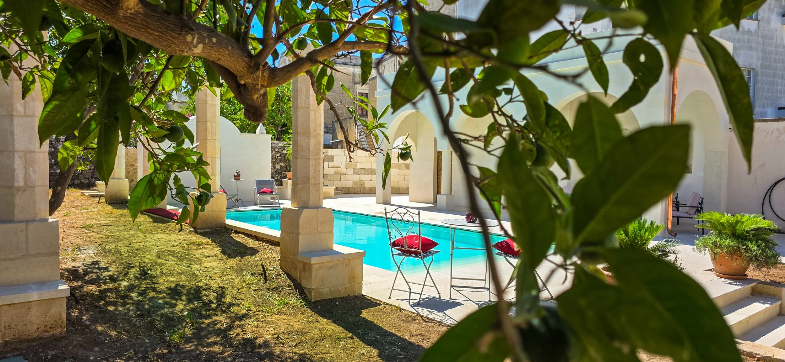 Palazzo Marconi Apulien Pool @GiuliaColozza bear.jpg