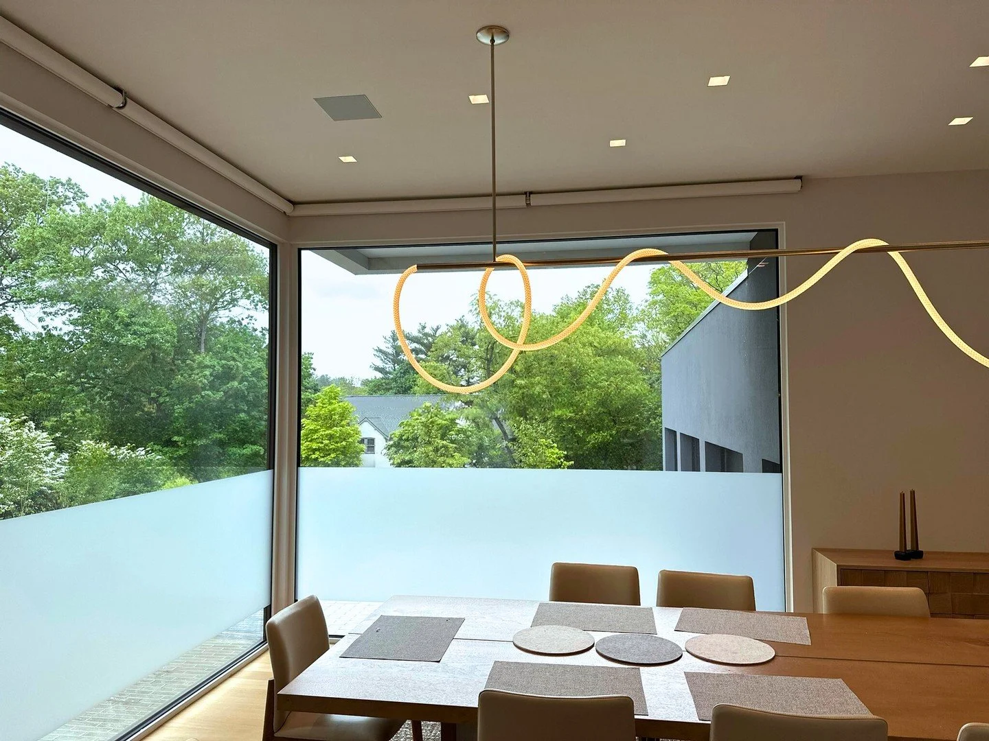 In this dining room, form meets function.

The sculptural rope-style chandelier isn&rsquo;t just eye-catching&mdash;it&rsquo;s fully integrated into the home&rsquo;s smart lighting system. A perfect example of how thoughtful technology and elegant de