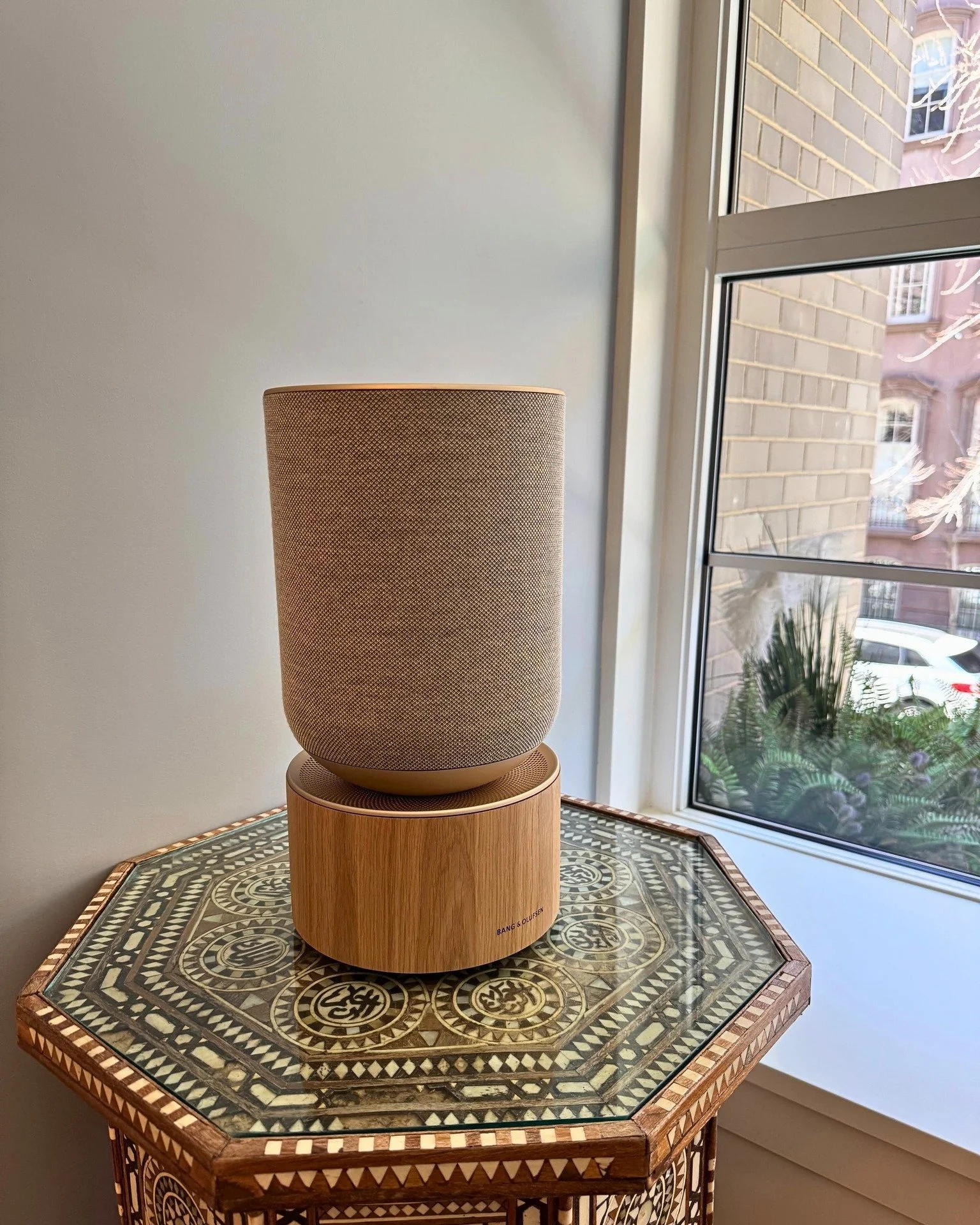 This @bangolufsen speaker called dibs on the best seat in the house. Good thing it looks as good as it sounds!

#BangOlufsen #BeosoundBalance #DesignMeetsSound #RecentInstall