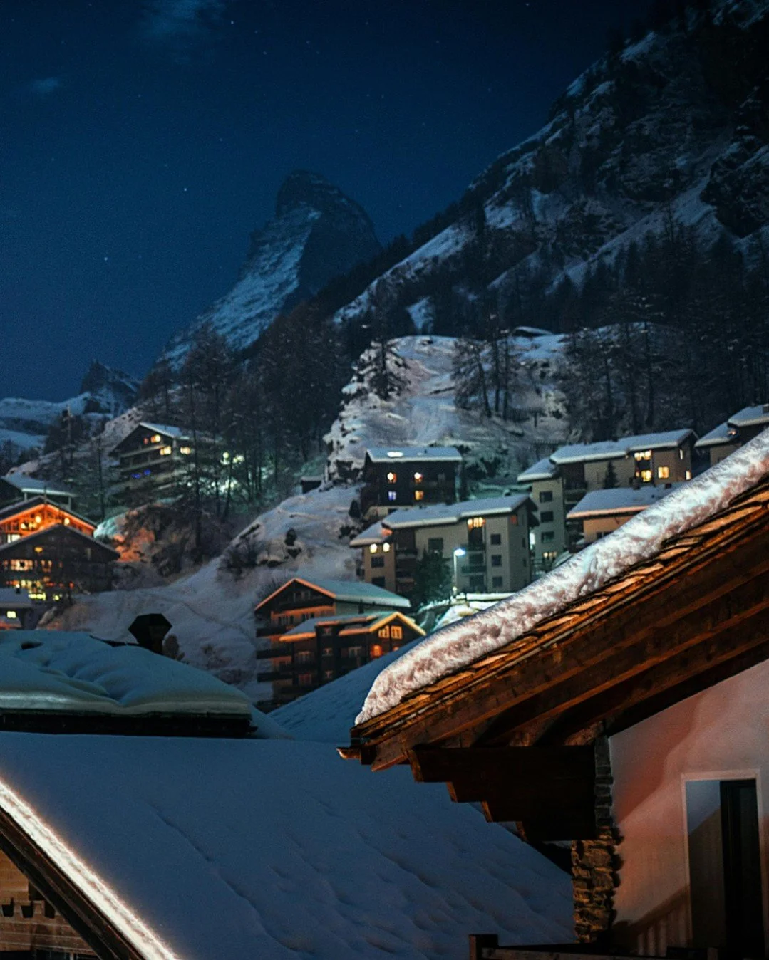 Dim overhead lights, cue the holiday playlist, and let your home do the rest. Smart lighting + automation = instant ambiance. Discover how to create perfect holiday vibes in our new blog post: 

https://zurl.co/6oes6

#SmartLighting #HolidayDecor #Ho