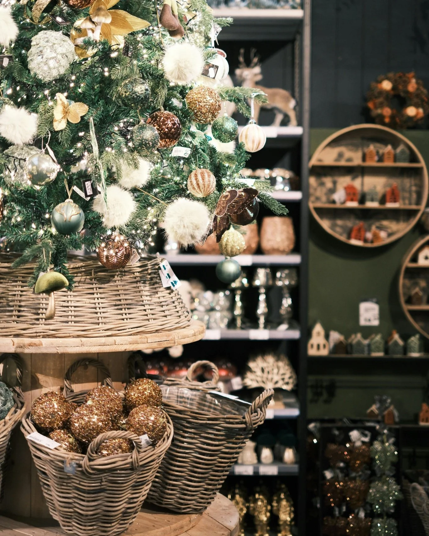 Hosting the holidays? Make it effortless. Think pre‑set scenes for dining, music, even guest access and locks. Learn how to streamline your space for entertaining in our latest article: https://zurl.co/NqYT9 
#HolidayHosting #SmartHomeLiving #TechLif