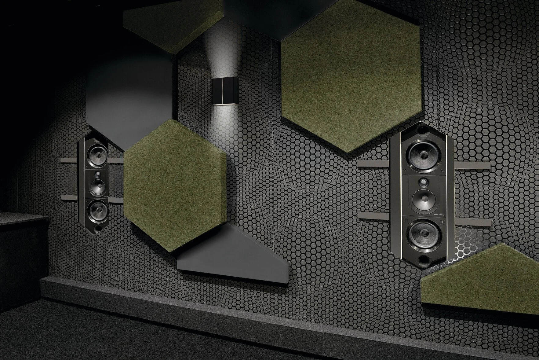 Low--ISE_2017_-_Real_Cinema_Bowers_Wilkins_Detail_kghx2a.jpg