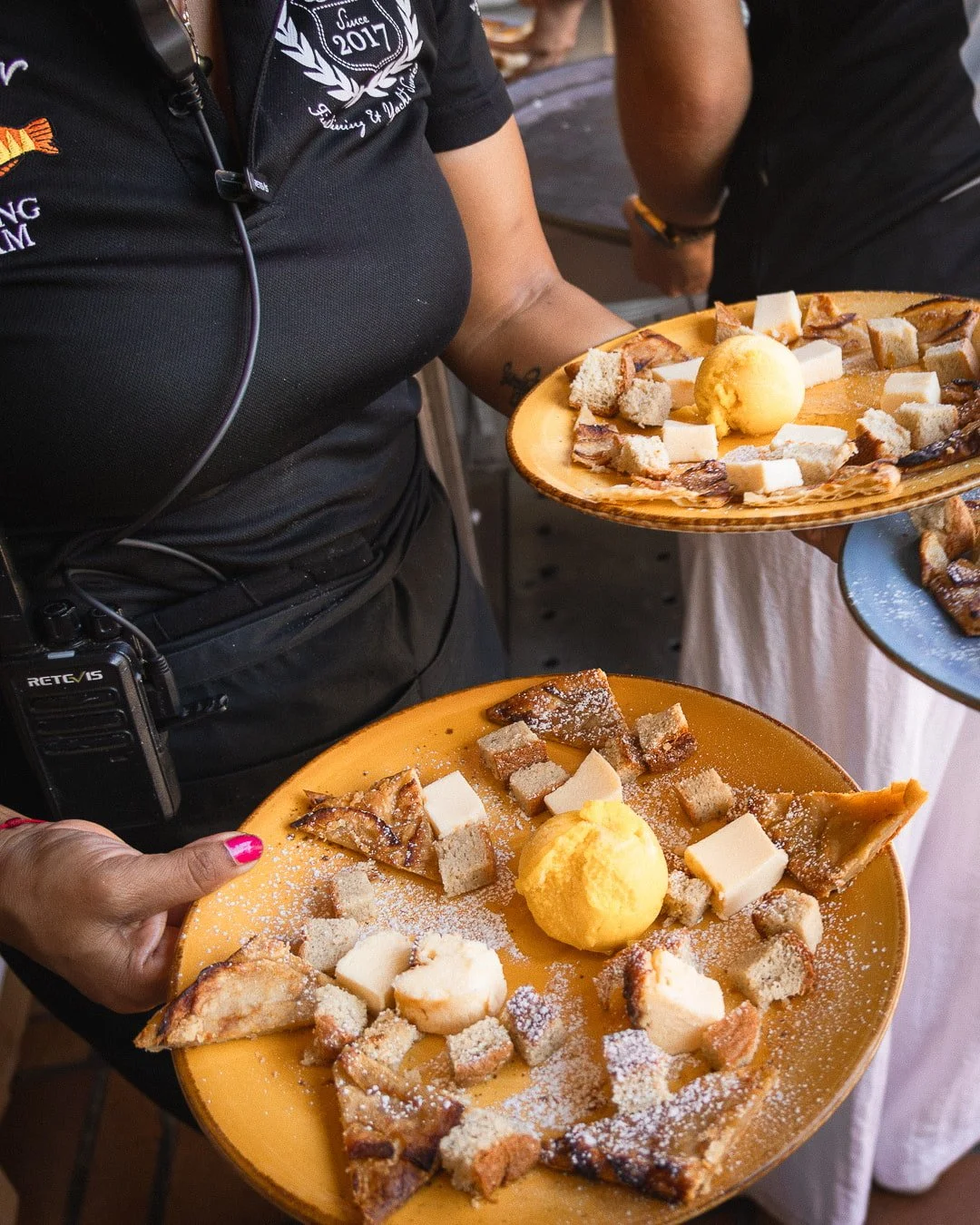 El toque dulce perfecto para terminar tu experiencia gastronómica en el Restaurante Es Raor en Sant Elm (Andratx). Nuestro atento equipo de sala se encarga de llevar a tu mesa irresistibles platos de postres variados para compartir. Una exquisita com