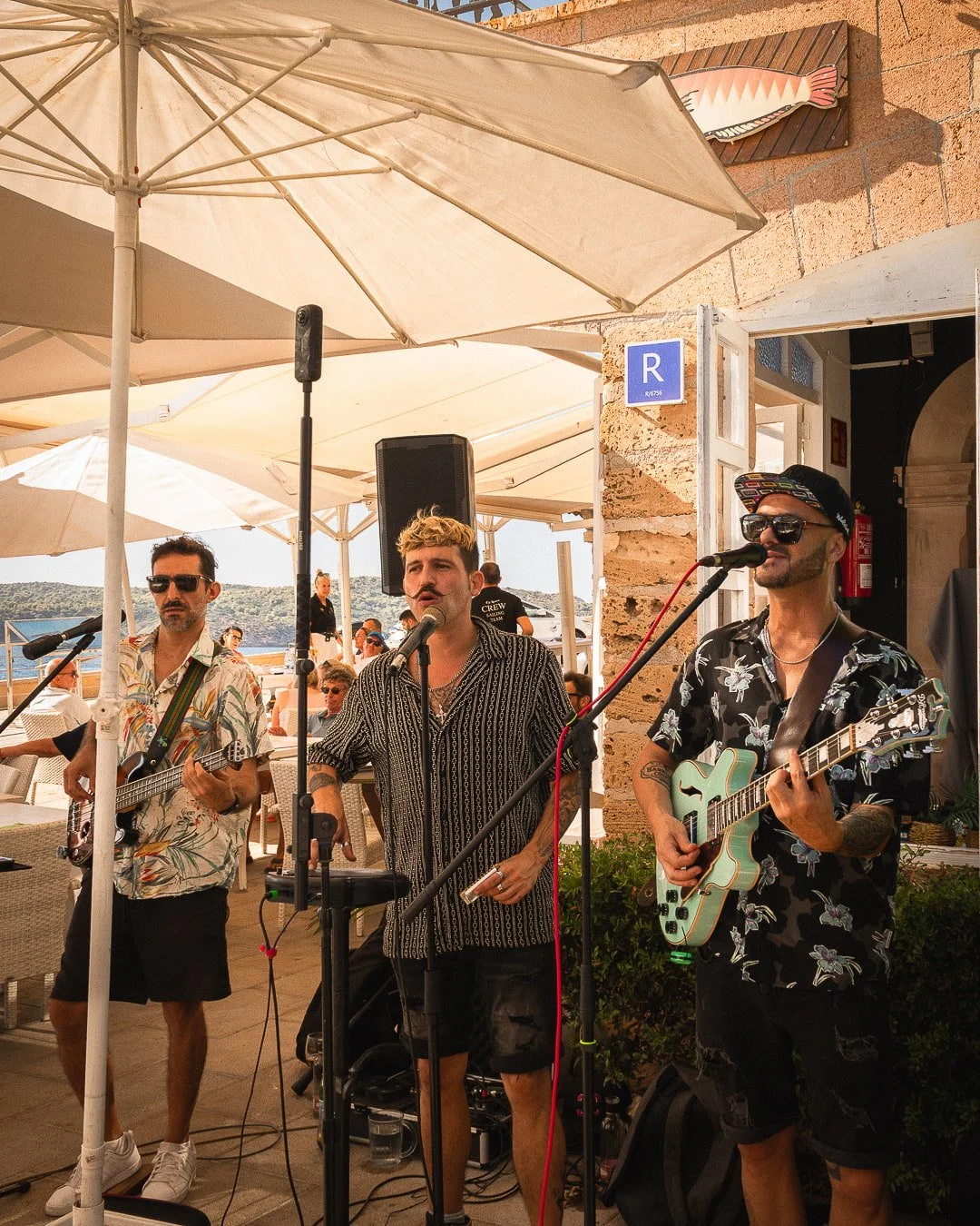 El ambiente perfecto se completa con buena música en la terraza del Restaurante Es Raor en Sant Elm (Andratx). Además de nuestra excelente oferta gastronómica, nuestras actuaciones de música en vivo amenizan las jornadas frente al mar Mediterráneo. D
