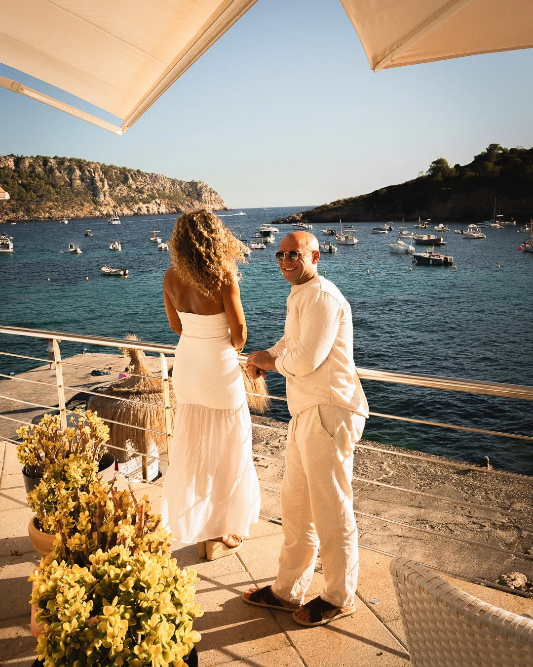 Vive la experiencia mediterránea definitiva en la terraza del Restaurante Es Raor. Situado en Sant Elm (Andratx, Mallorca), ofrecemos una de las mejores vistas de la isla. Nuestra terraza con barandilla metálica, decorada con plantas y mobiliario de 