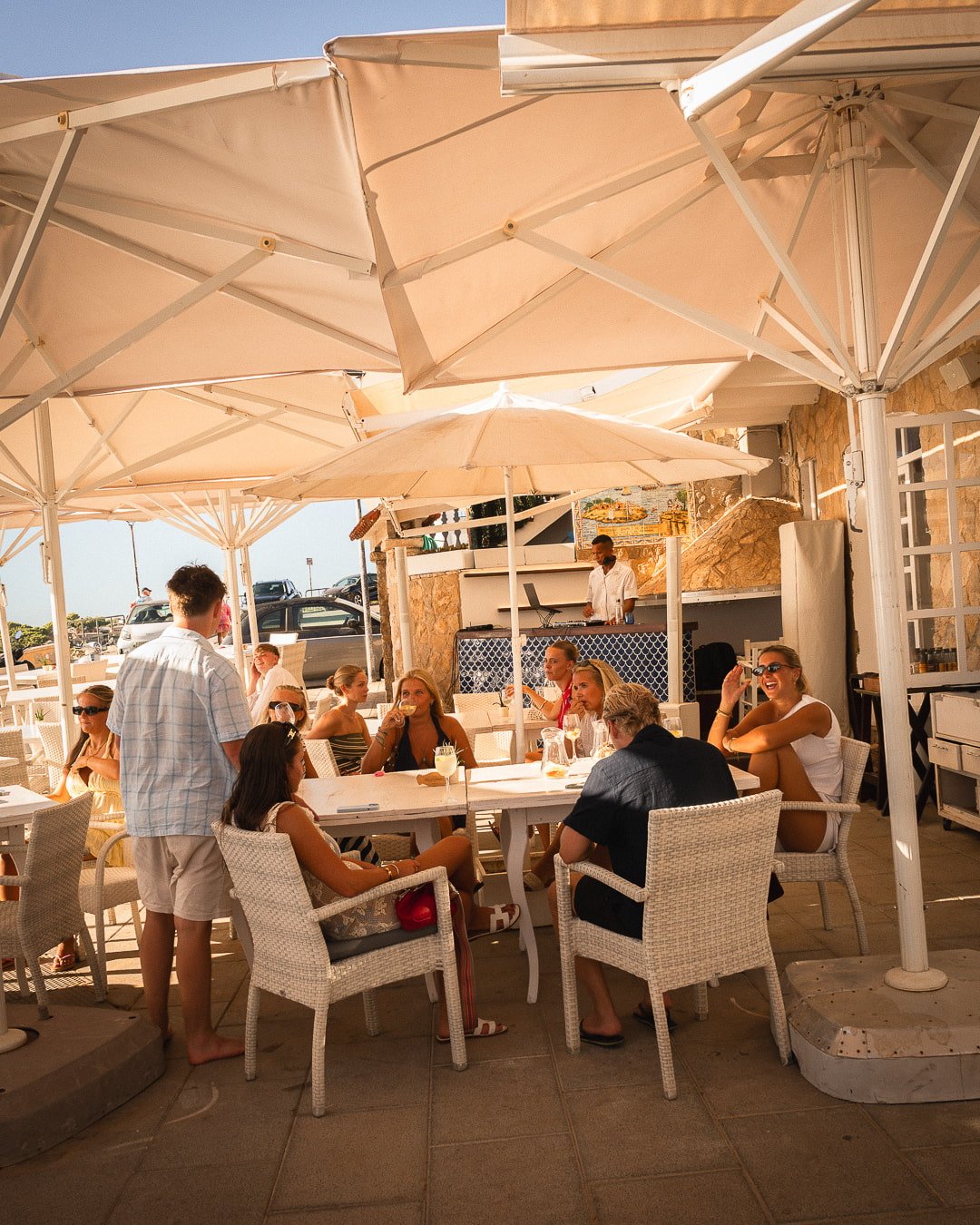 El verano en Mallorca se vive mejor con buena música y en la mejor compañía. En la terraza del Restaurante Es Raor en Sant Elm (Andratx), la hora del tardeo se transforma en un momento mágico. Protegidos por nuestras amplias sombrillas, los clientes 