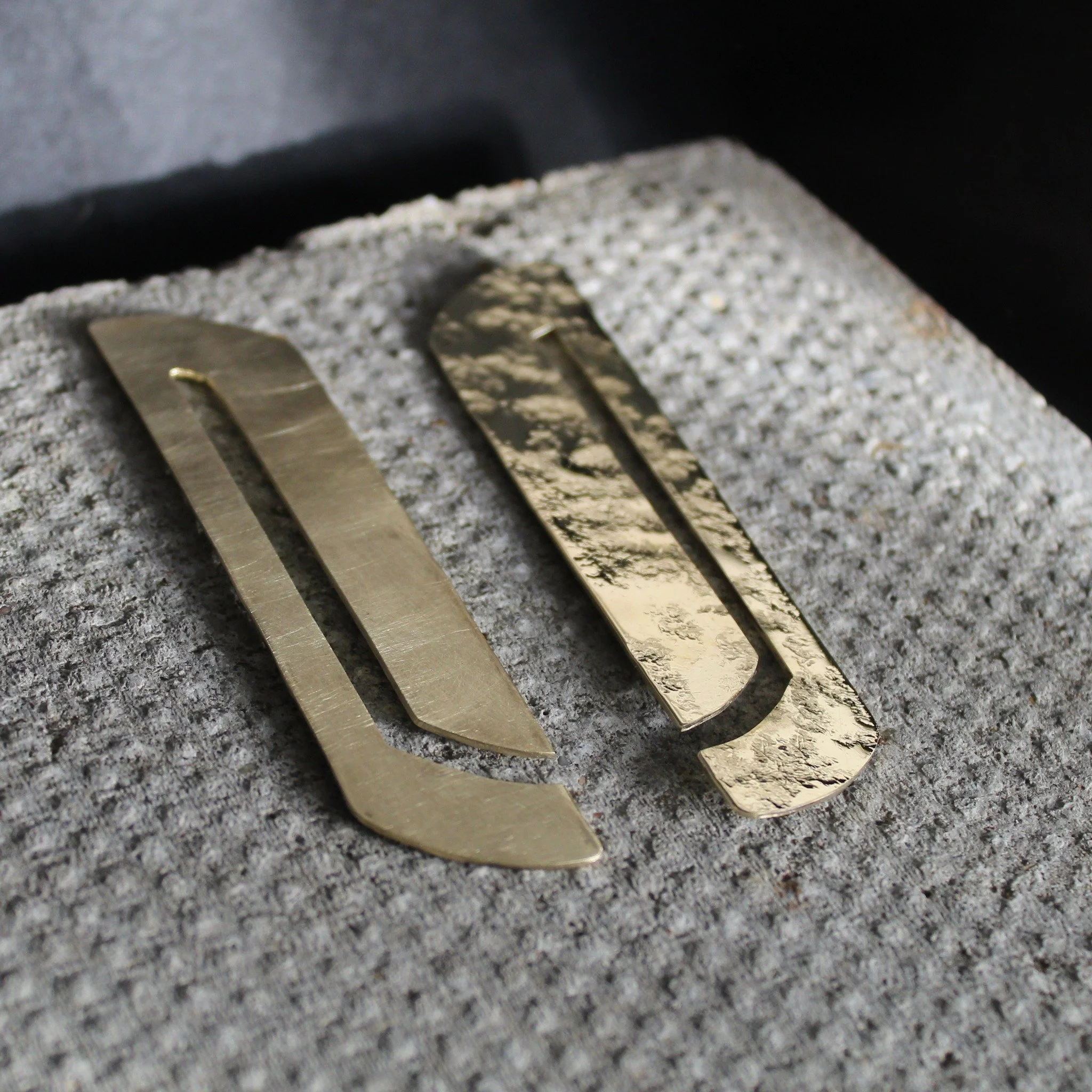 /// REVERSIBLE BOOKMARKS IN BRASS OR SILVER ///

For us analogue book lovers, a handmade bookmark will bring an extra touch of pleasure to your reading and writing experience. A choice of two designs, one made of brass, the other of recycled silver. 