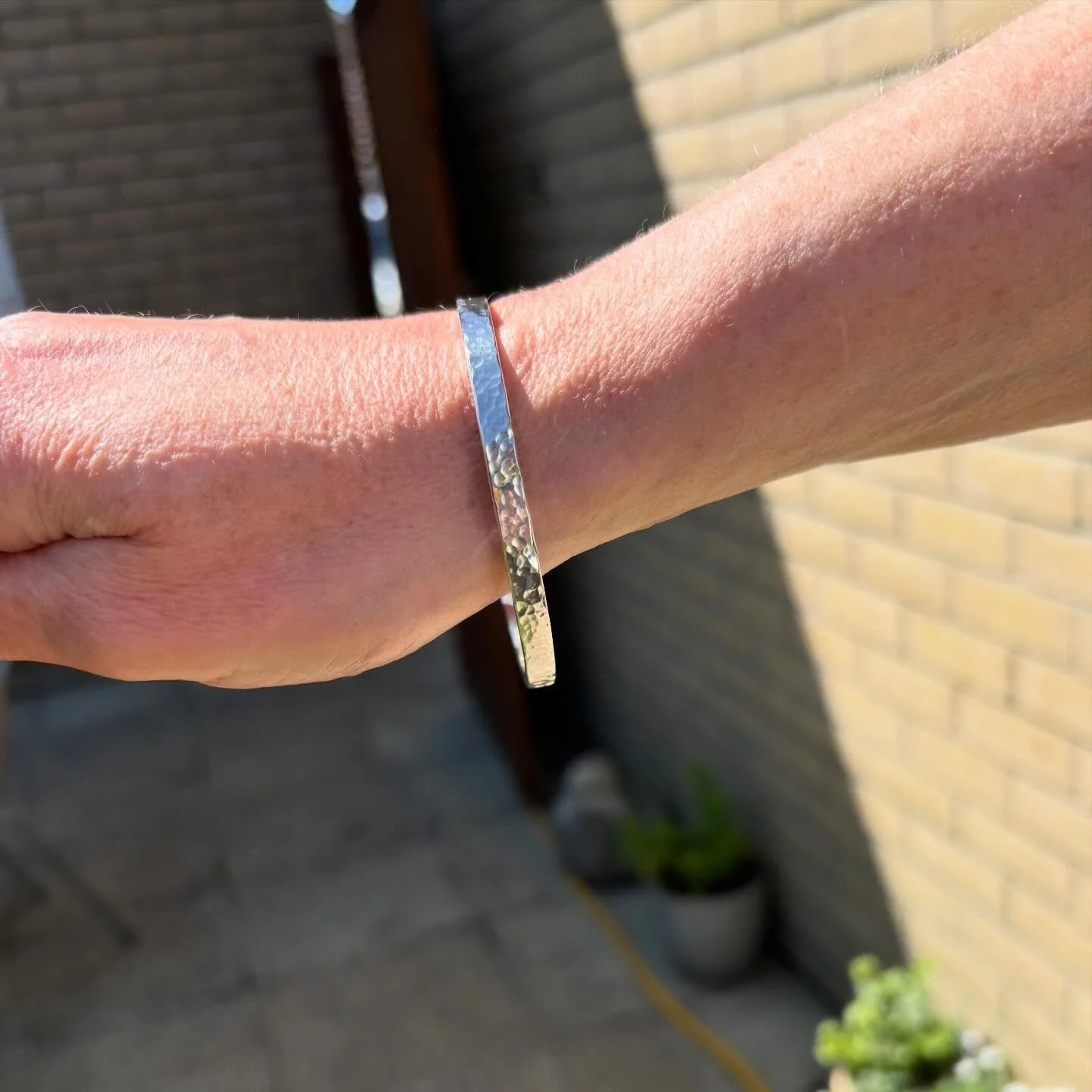 /// WORKSHOPS /// What better way to spend a few hours than working with your hands creating something unique with a material made from stardust from the big bang? 

I hold various jewellery making sessions in my studio in Norfolk and they all have o