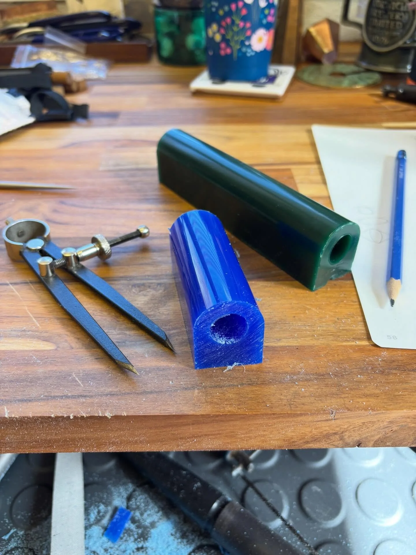 /// WAX CARVING /// The majority of my pieces are created using precious metal in sheet form but sometimes I choose to use investment casting, otherwise known as lost wax carving, to make my rings.

The process involves starting with a tube of jewell