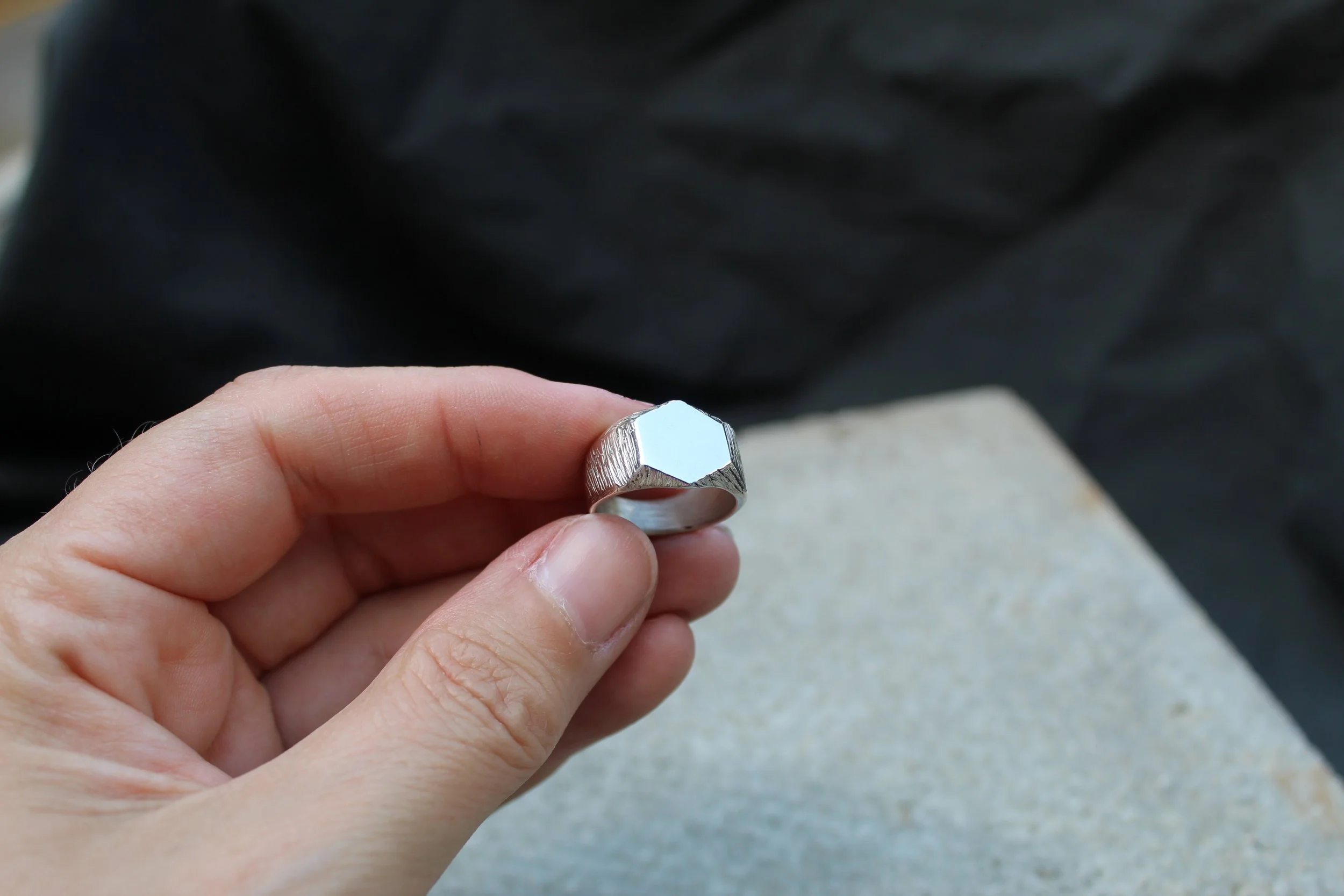 beton brut hexagon signet face.JPG