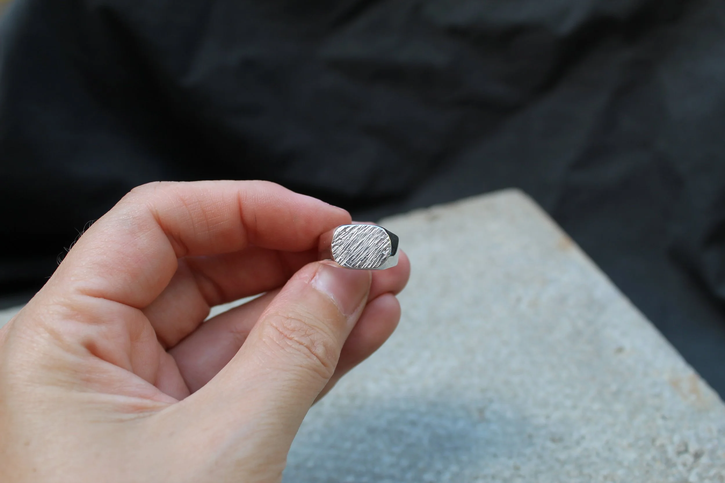 beton brut oval signet face.JPG