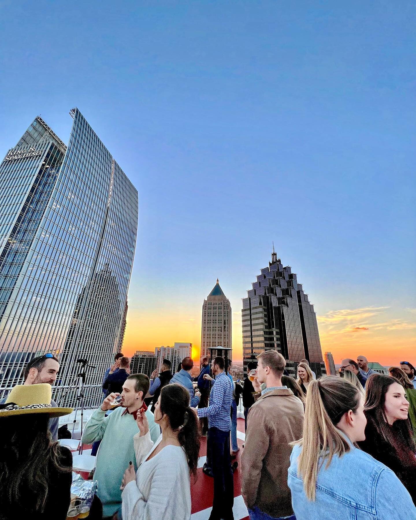 Fun times at Brews in the Sky on the Colony Square helipad this past Thursday. Great vibes, perfect sunset&hellip; what a fun event 💫
.
.
.
#atlanta  #discoveratl #midtownatl #colonysquare #brewsinthesky #piedmontpark #whyiloveatl  #earlyfall #midto