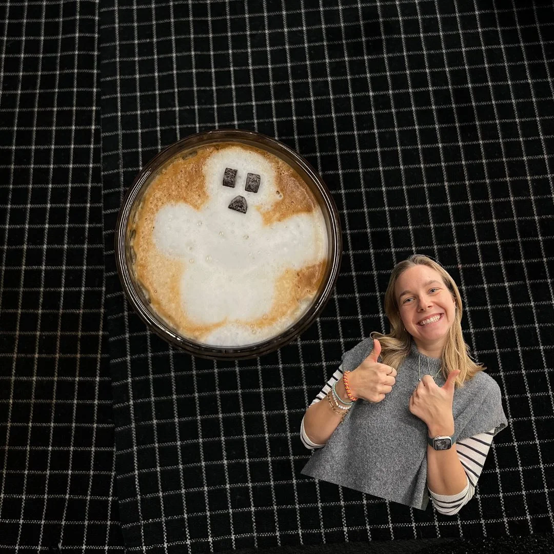 Ein Team, viele Vibes &ndash; vor allem, wenn&rsquo;s um Kaffee geht! ☕️
W&auml;hrend Aileen schon im Weihnachtsfieber ist und Schneem&auml;nner zaubert, bleibt Paul mit seinen Mustern eher bayerisch bodenst&auml;ndig. Zumindest ist die Kaffeeliebe d