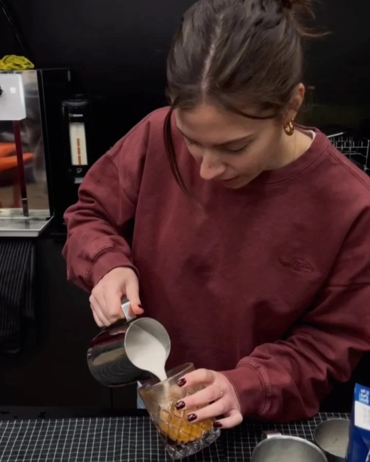 Weekly to the Recap 🖤 Direkt zu Beginn der Woche wurden die Latte-Art-Skills des Teams auf die Probe gestellt. Der erste Platz ging an Aileen, f&uuml;r die kreative Einbindung von Schokost&uuml;ckchen. ☕️ Doch nicht nur leckere Hei&szlig;getr&auml;n
